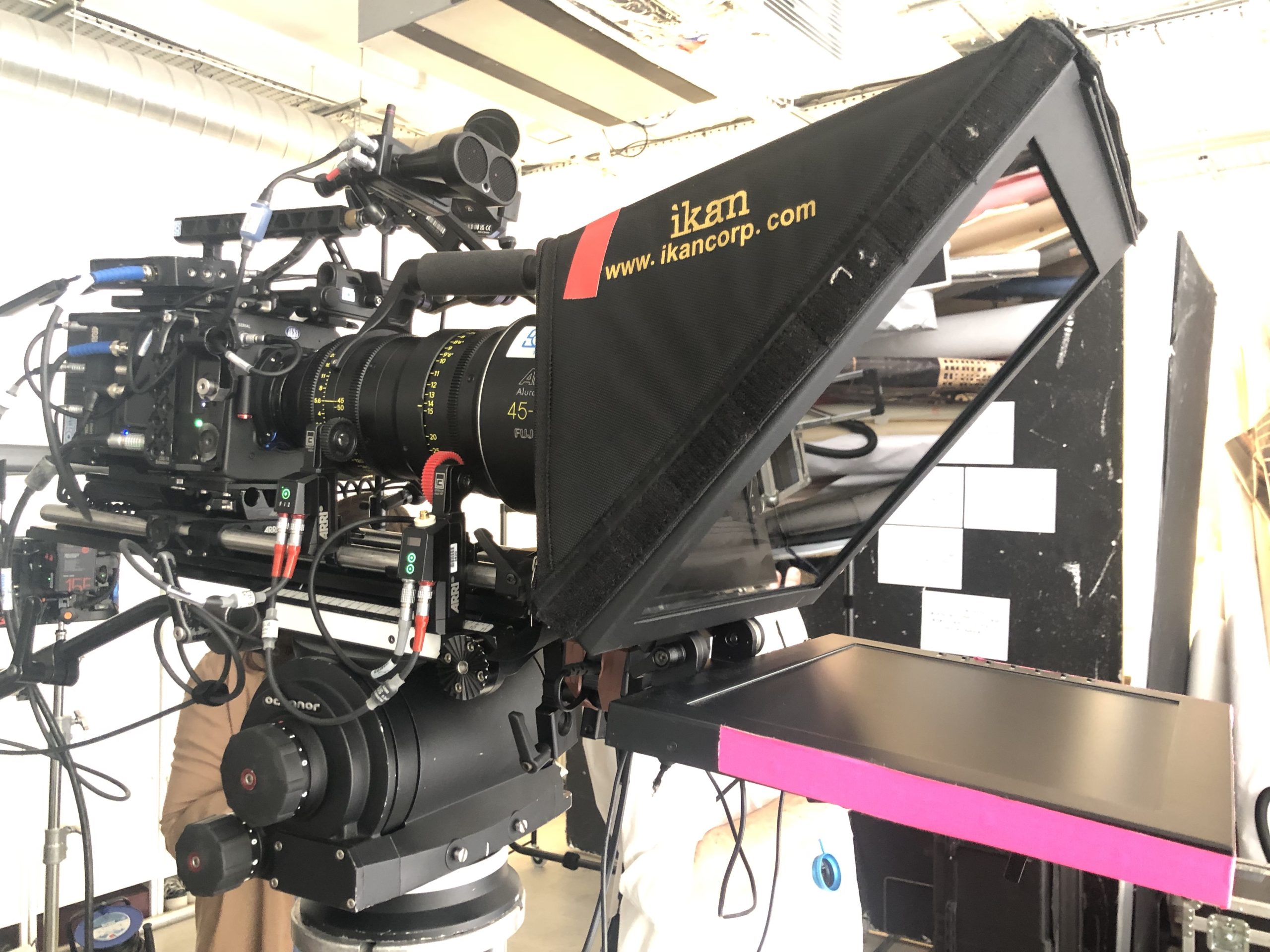 big lens teleprompter autocue operator tiktok teleprompter