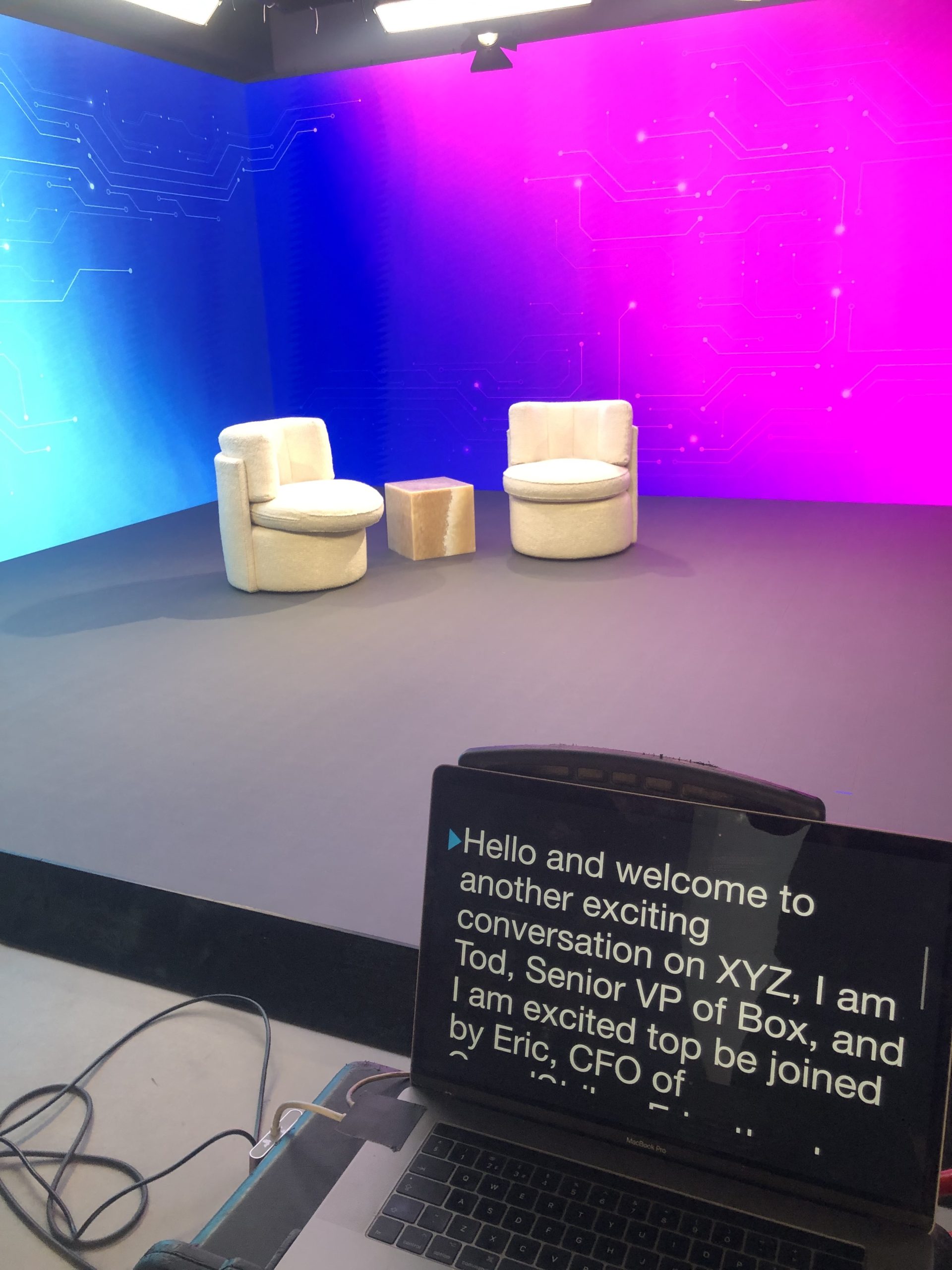 telepromper autocue mounted to dolly rig tiktok teleprompter